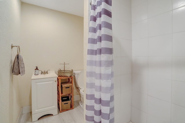 bathroom with curtained shower, toilet, and sink