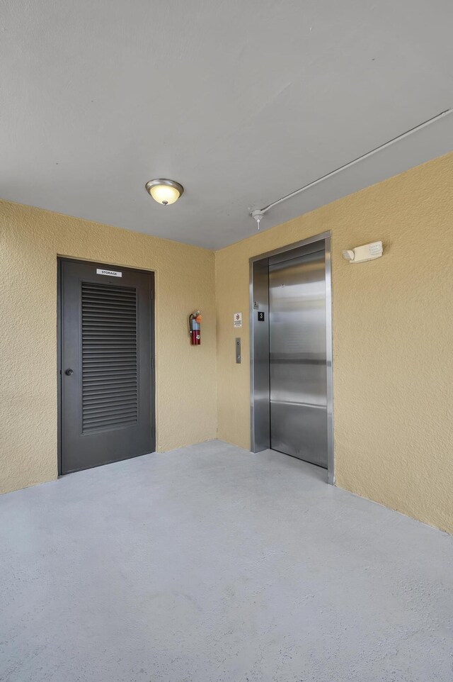 property entrance with elevator