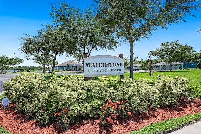 community sign with a yard