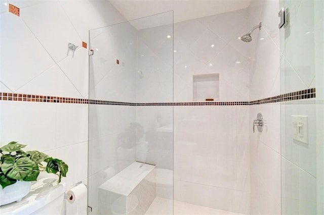 bathroom featuring tiled shower