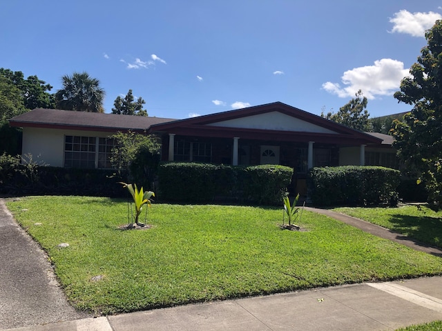 single story home featuring a front lawn