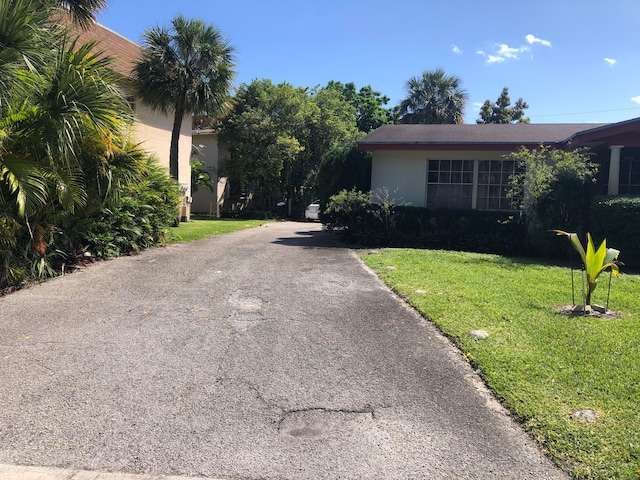 view of front of house with a front lawn