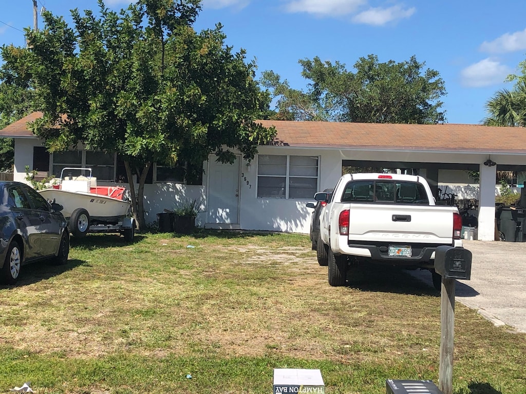 view of front of home featuring a carport and a front yard