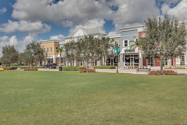 view of property's community featuring a lawn