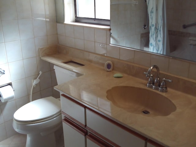 bathroom with tile walls, toilet, a shower with curtain, and decorative backsplash