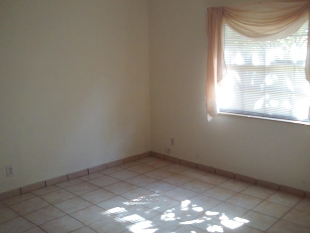 unfurnished room featuring light tile patterned floors