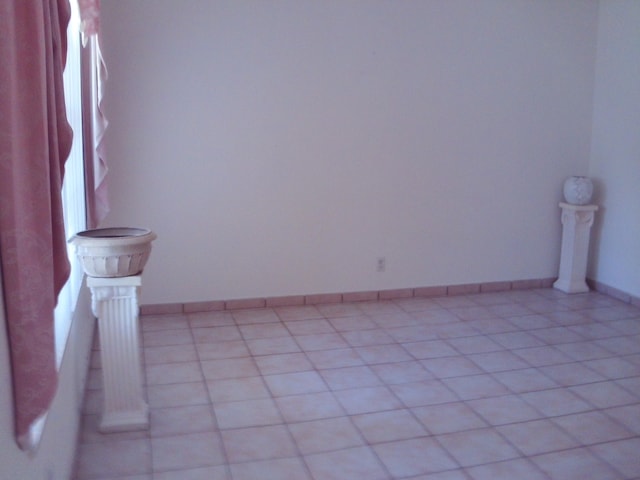 empty room featuring light tile patterned floors