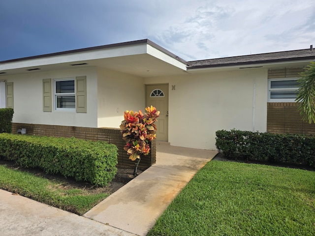 view of front facade featuring a front yard