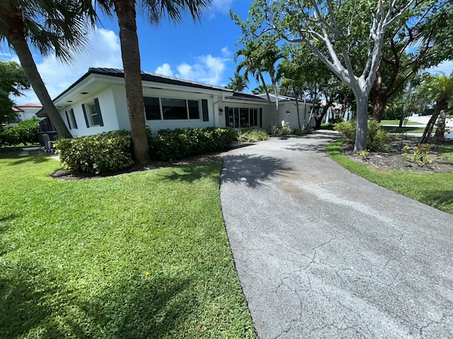 ranch-style house featuring a front yard