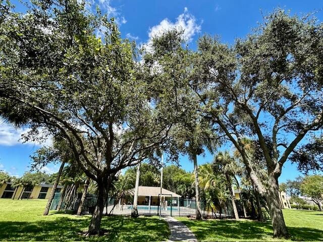 view of front of property featuring a front lawn