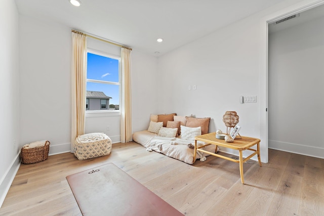 living room featuring visible vents, recessed lighting, baseboards, and wood finished floors