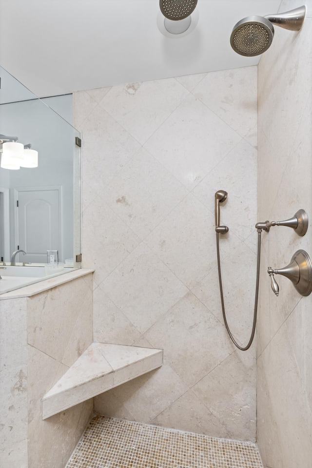 bathroom featuring a tile shower