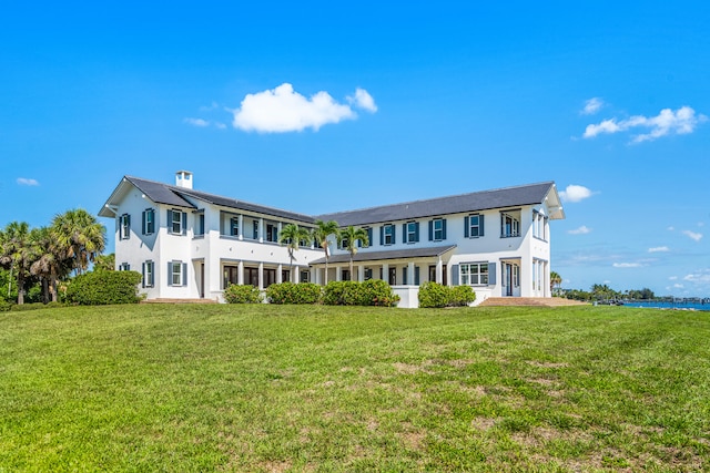 view of front facade featuring a front lawn