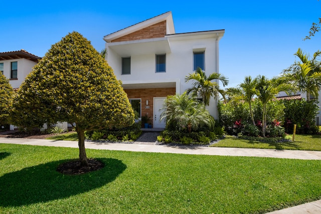 view of front of property featuring a front yard