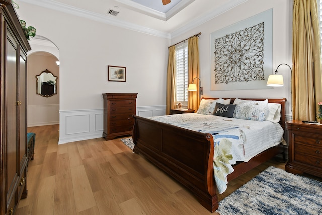 bedroom with ornamental molding, light hardwood / wood-style floors, and ceiling fan