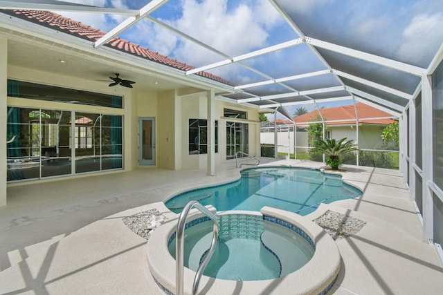 view of pool featuring a lanai, a patio area, an in ground hot tub, and ceiling fan