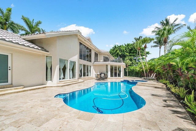 view of swimming pool featuring a patio