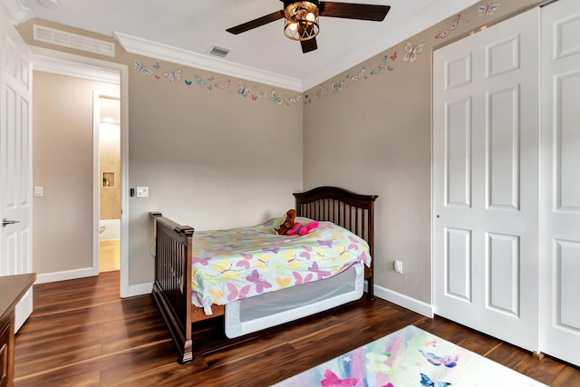 bedroom featuring crown molding, dark hardwood / wood-style floors, ceiling fan, and a closet