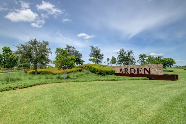 community / neighborhood sign featuring a yard