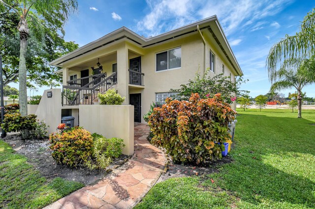 view of front of property featuring a front yard