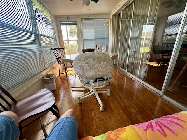 sunroom with ceiling fan