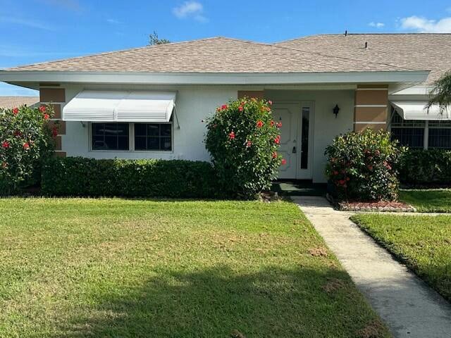 view of front of house with a front lawn