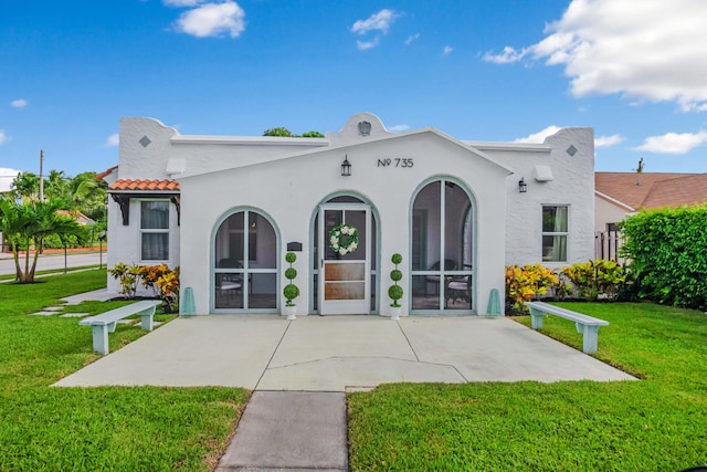 view of front facade featuring a front lawn