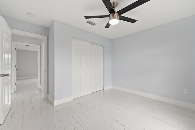 unfurnished bedroom featuring ceiling fan and a closet