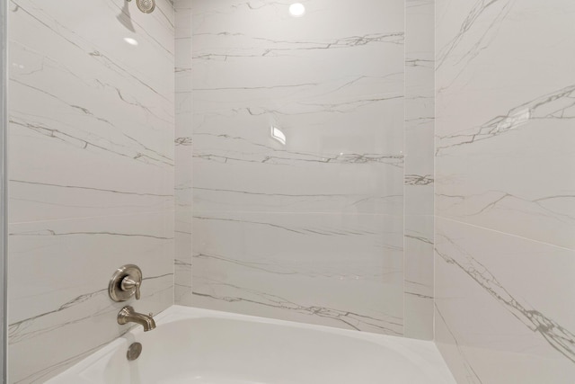 bathroom featuring tiled shower / bath combo