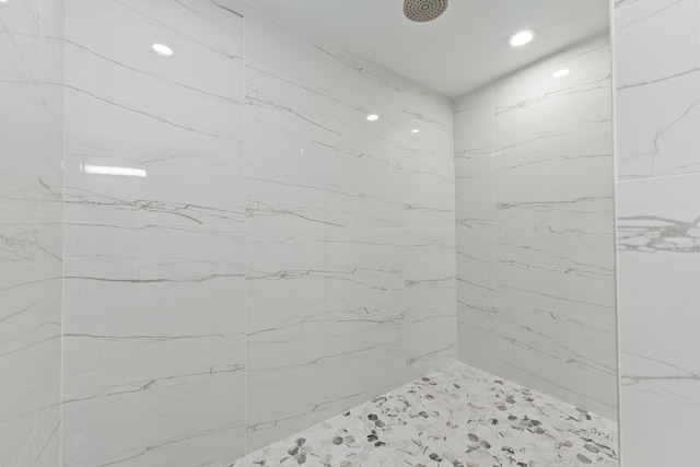 bathroom featuring a tile shower