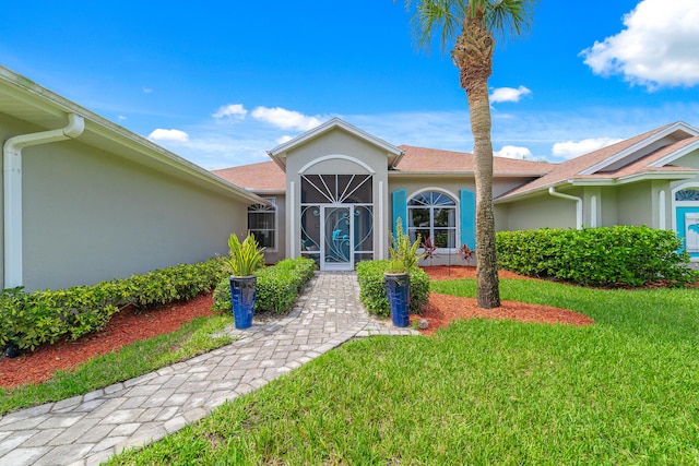 ranch-style home featuring a front lawn