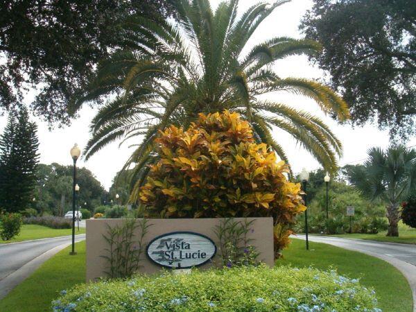 community sign with a lawn