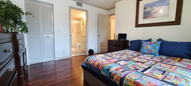 bedroom featuring crown molding, dark hardwood / wood-style flooring, and a closet