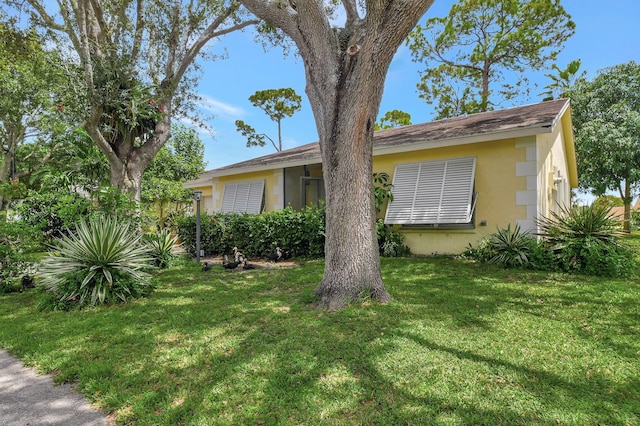 single story home with a front yard