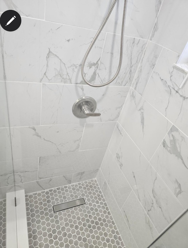 bathroom featuring a tile shower