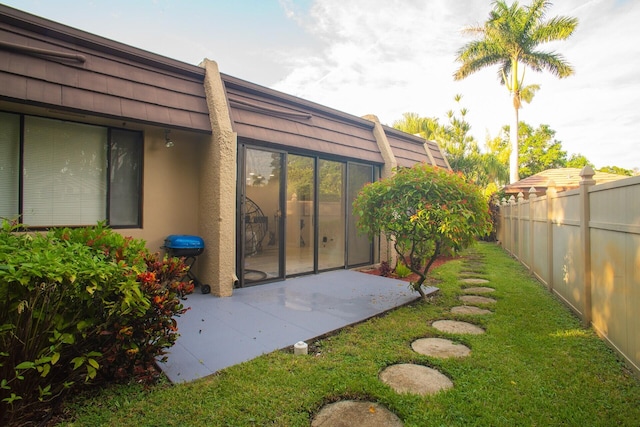 view of yard featuring a patio area