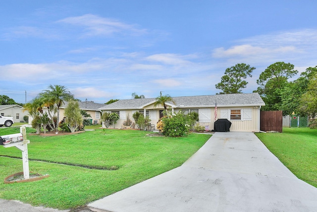 ranch-style home with a front yard