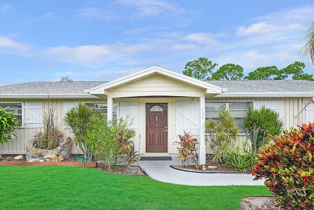 view of front of home featuring a front yard