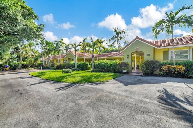 view of front of property with a front yard