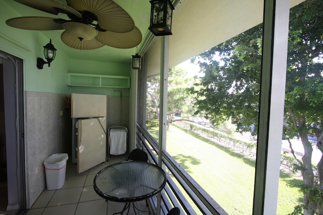 sunroom featuring a healthy amount of sunlight and ceiling fan