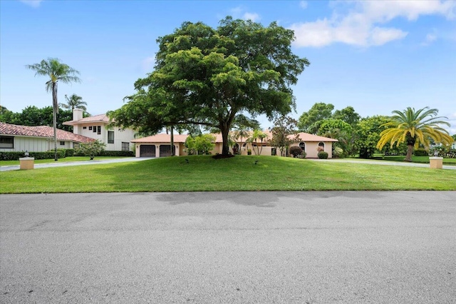 view of front of property featuring a front lawn and a garage