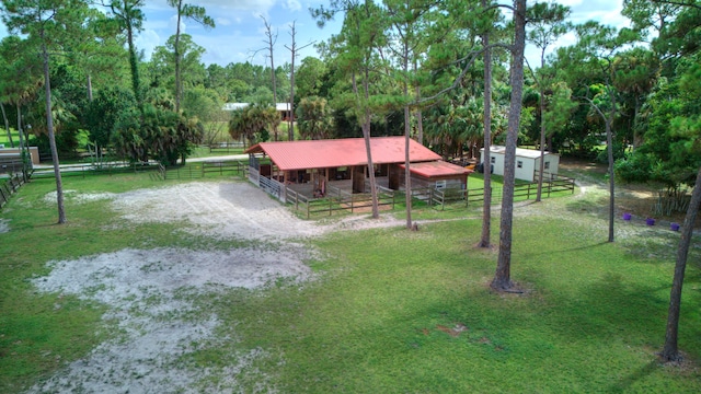 view of yard featuring an outbuilding