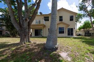 view of front facade featuring a front lawn