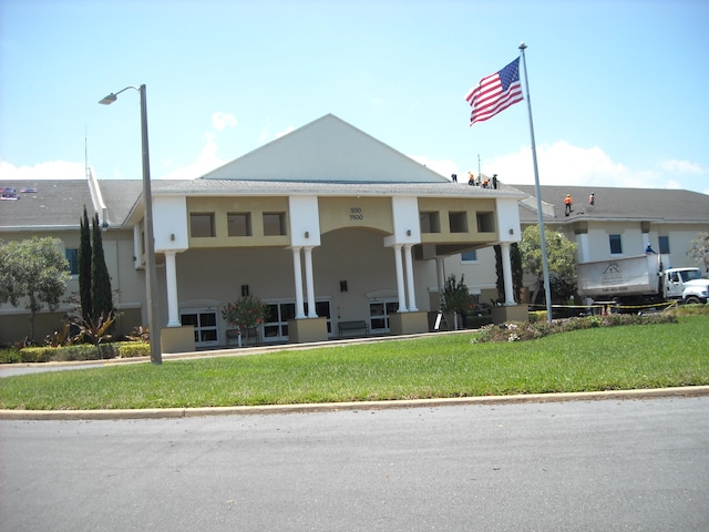 view of front facade featuring a front lawn