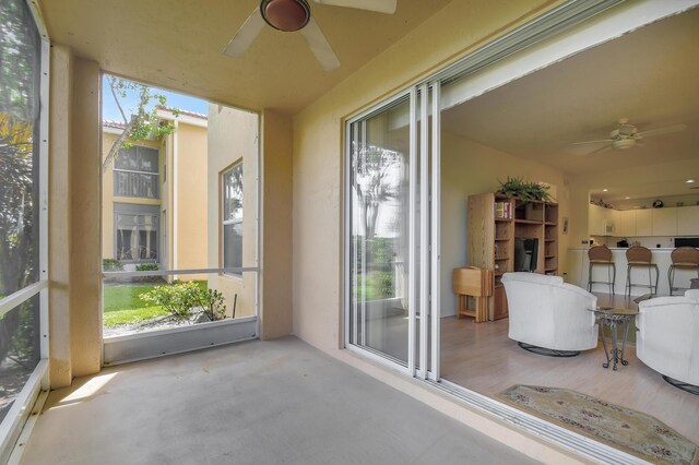 sunroom with ceiling fan