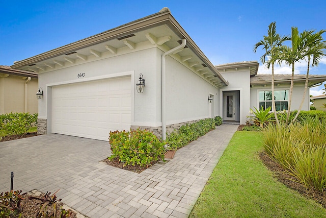 view of front facade featuring a garage