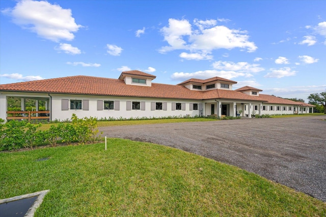 view of front facade with a front yard