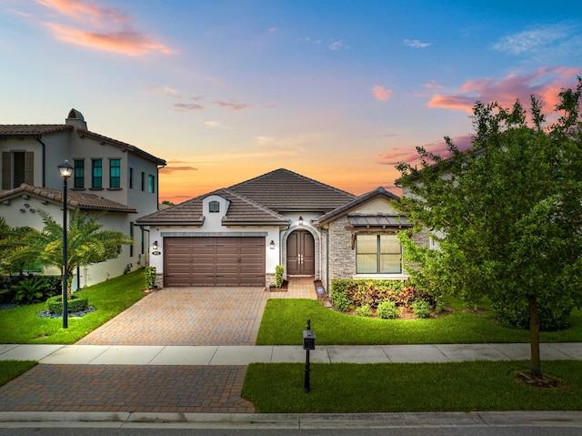 view of front of house featuring a yard and a garage