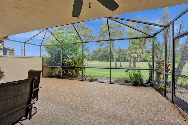 sunroom with ceiling fan