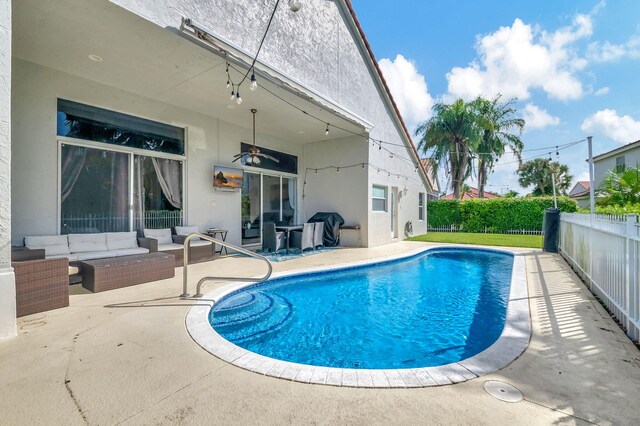 view of swimming pool featuring a patio and outdoor lounge area